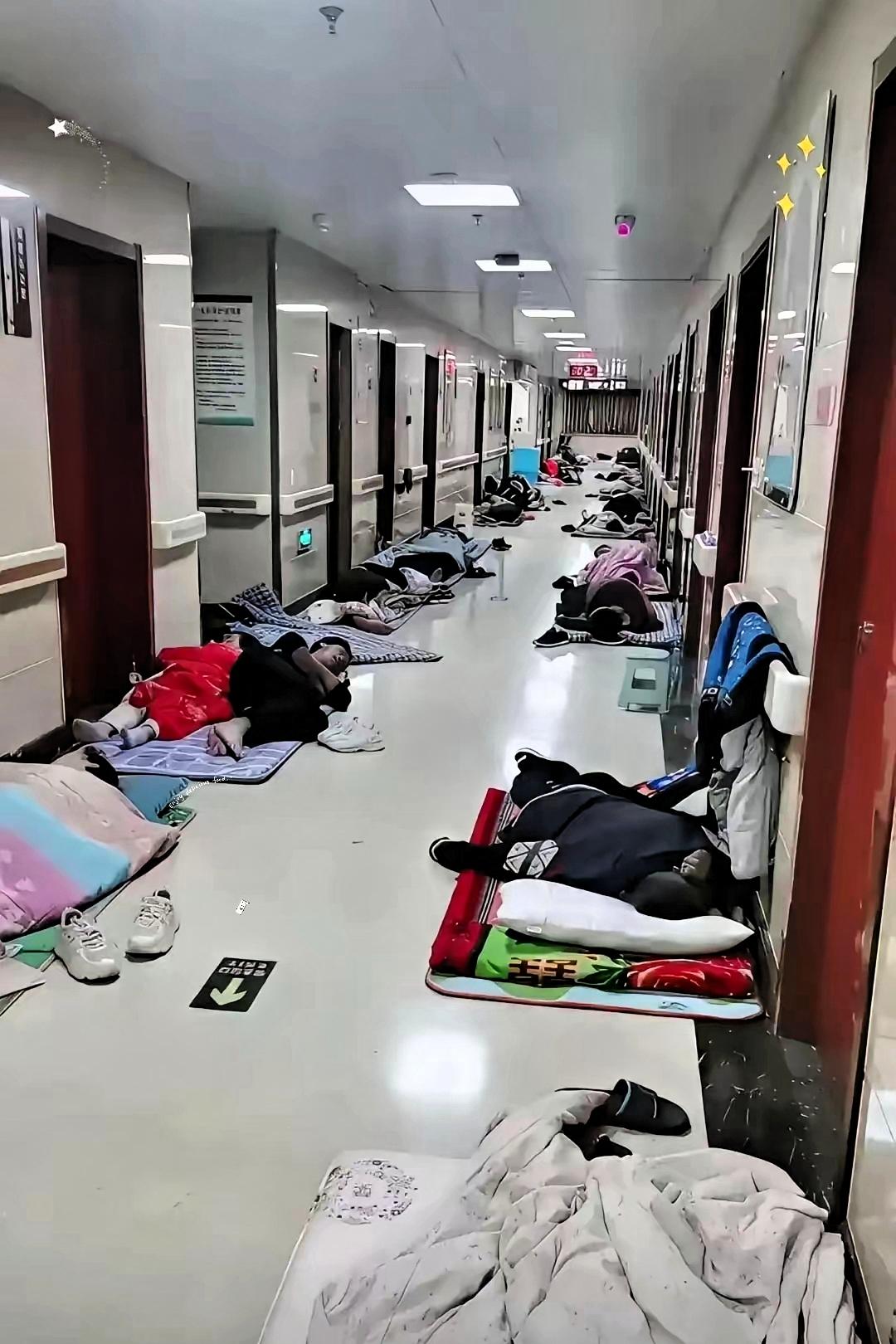 泪目！武汉，住院部走廊贴出一张新通知：家属可以铺垫子过夜，早上收好不影响通行，保