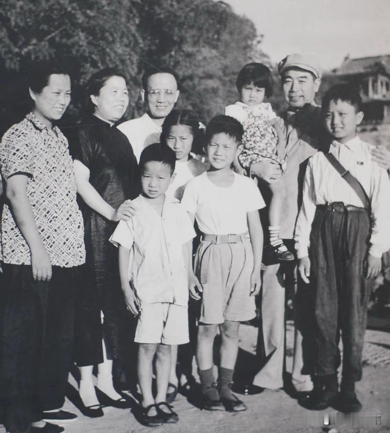 1958年，周恩来总理与夫人邓颖超，同著名文学家、历史学家郭沫若及其夫人于立群，