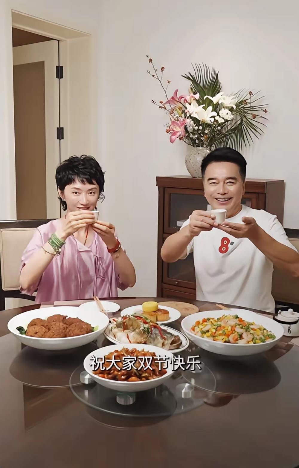 61岁的“祁厅长”许亚军也太会过日子了！双节当天亲自下厨，炖鱼烧虾摆了满桌硬菜，