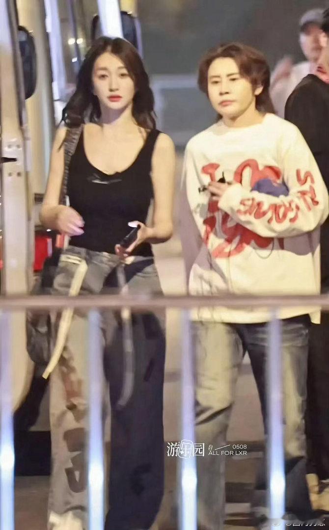 李小冉颜值身段双双出众，容颜清丽精致，身姿窈窕曼妙，妥妥顶配级美貌。