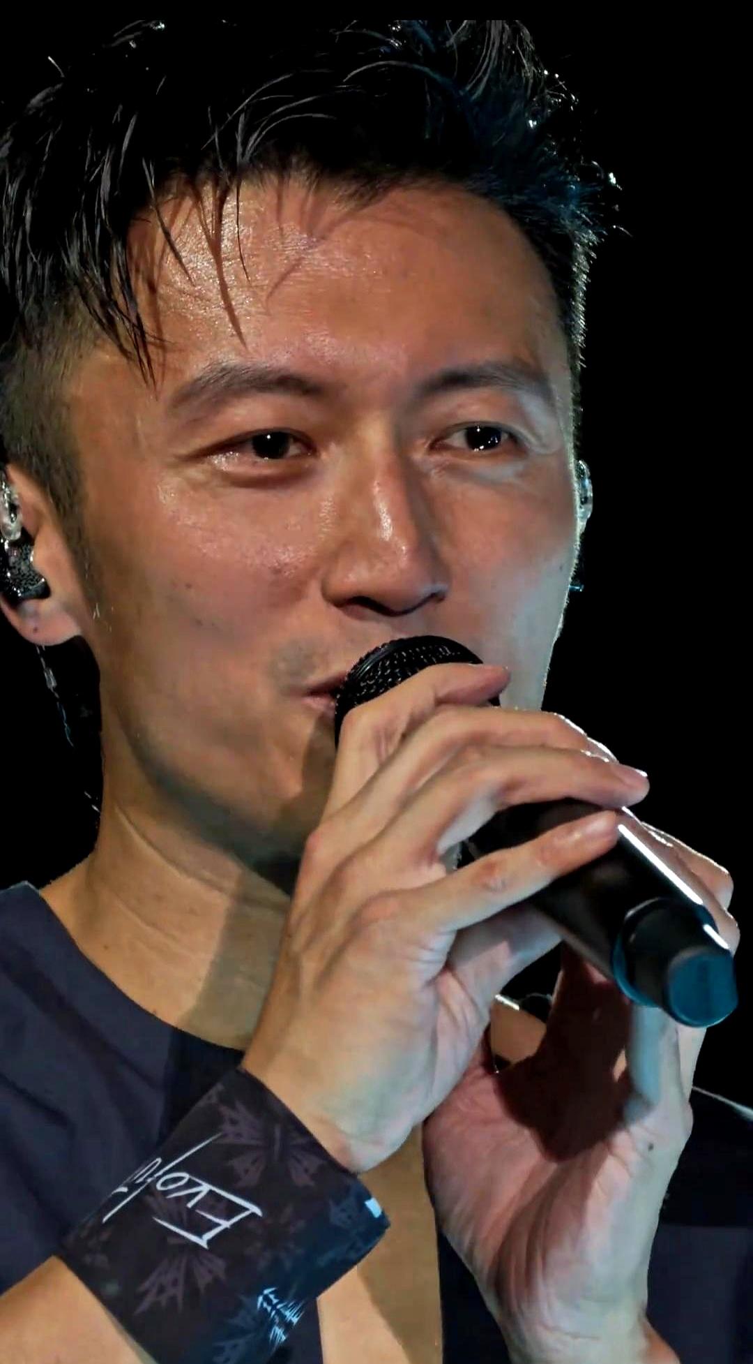 脖子上怎么会有这么多小黑点？一眼看过去还真有点扎眼。谢霆锋这次在无美颜、无