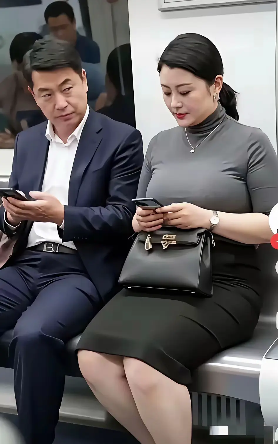今天在地铁上看到一位大哥，他也没看手机啊！那他往哪瞅的？