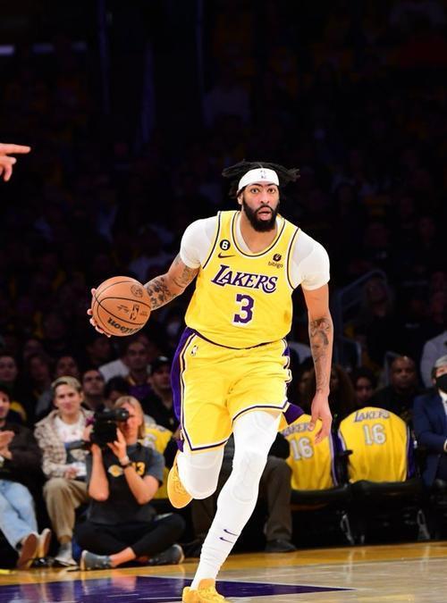 消息源透露，在最初为戴维斯试探行情的球队中，凯尔特人与湖人进行了数次通话。尽管并