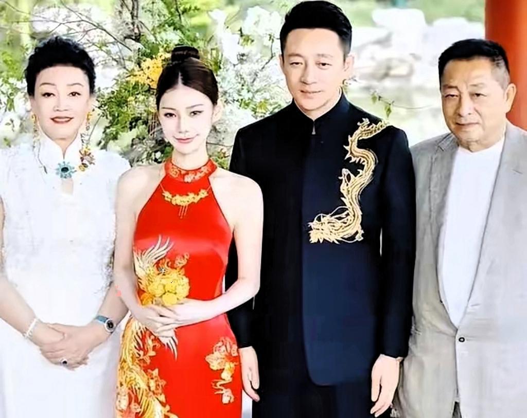 汪小菲直播大哭，气得直摔手机，并对张兰大吼：我老婆坐月子，你发什么喂奶视频？我孩