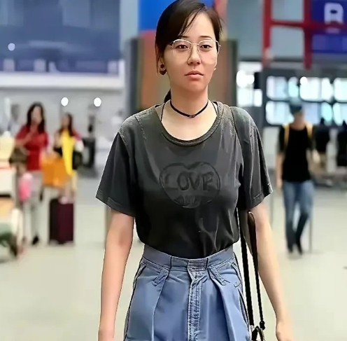 上妆的张靓颖放飞幻想，卸妆后的张靓颖放飞自我。看到张大美人这张照片，理解了为什