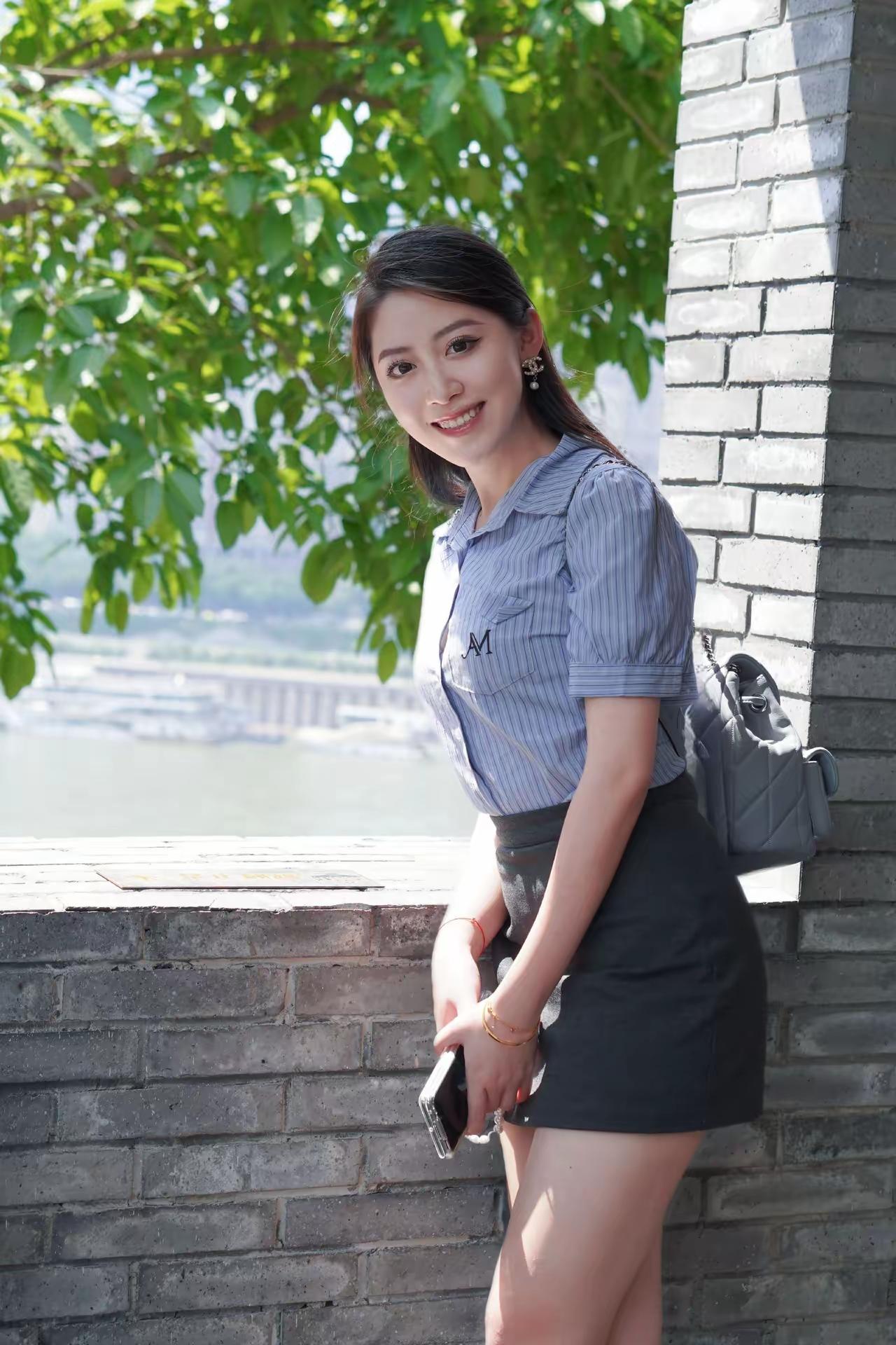 绿树依依映碧波，美人笑语倚窗扉。