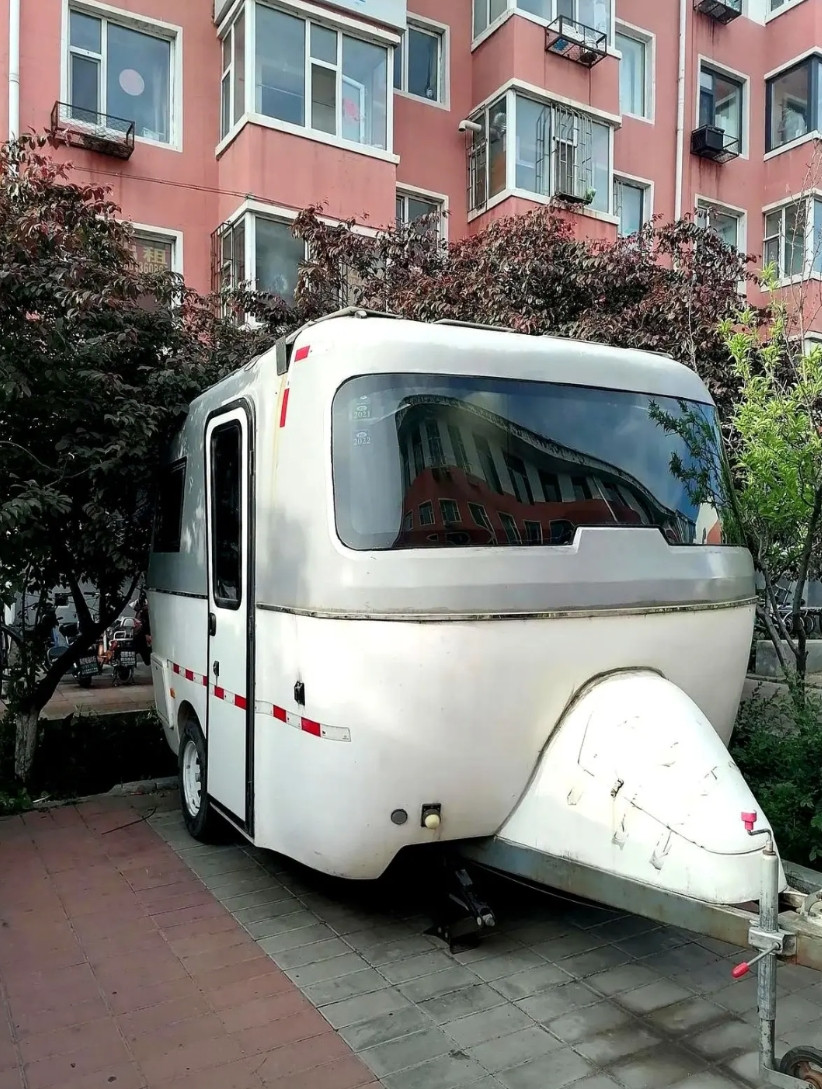 高考前一天，小区突然出现了一辆房车，原来是考生家长借来的，停放位置距考场只有10
