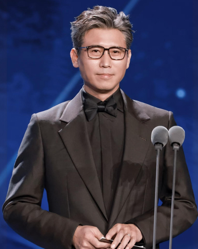 李乃文真的很不容易51岁的他，有5个孩子要养，1个是他和前妻生的，1个是现任妻