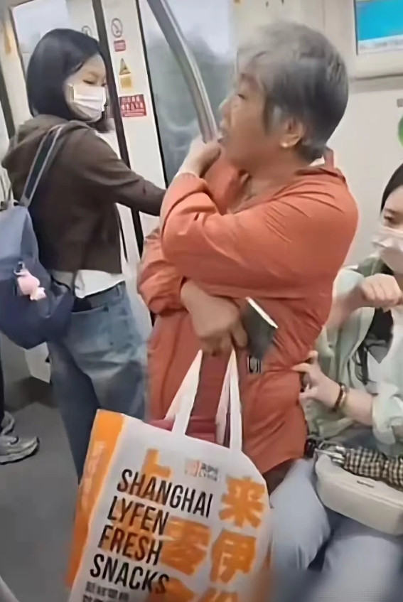 我觉得作为一名老年人，都会看不惯这个穿砖红色衣服的老太太的做法！这个老太太上