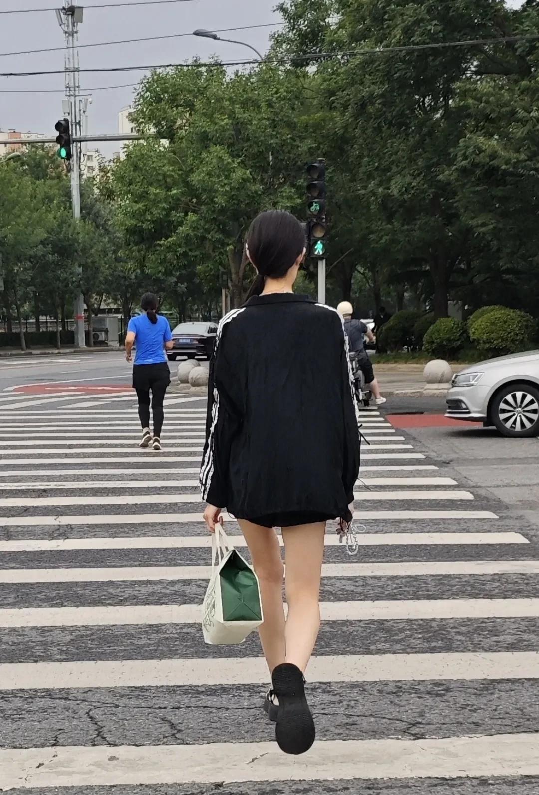 #所见随拍记录美好#当美女从身边走过，我也忍不住回眸。