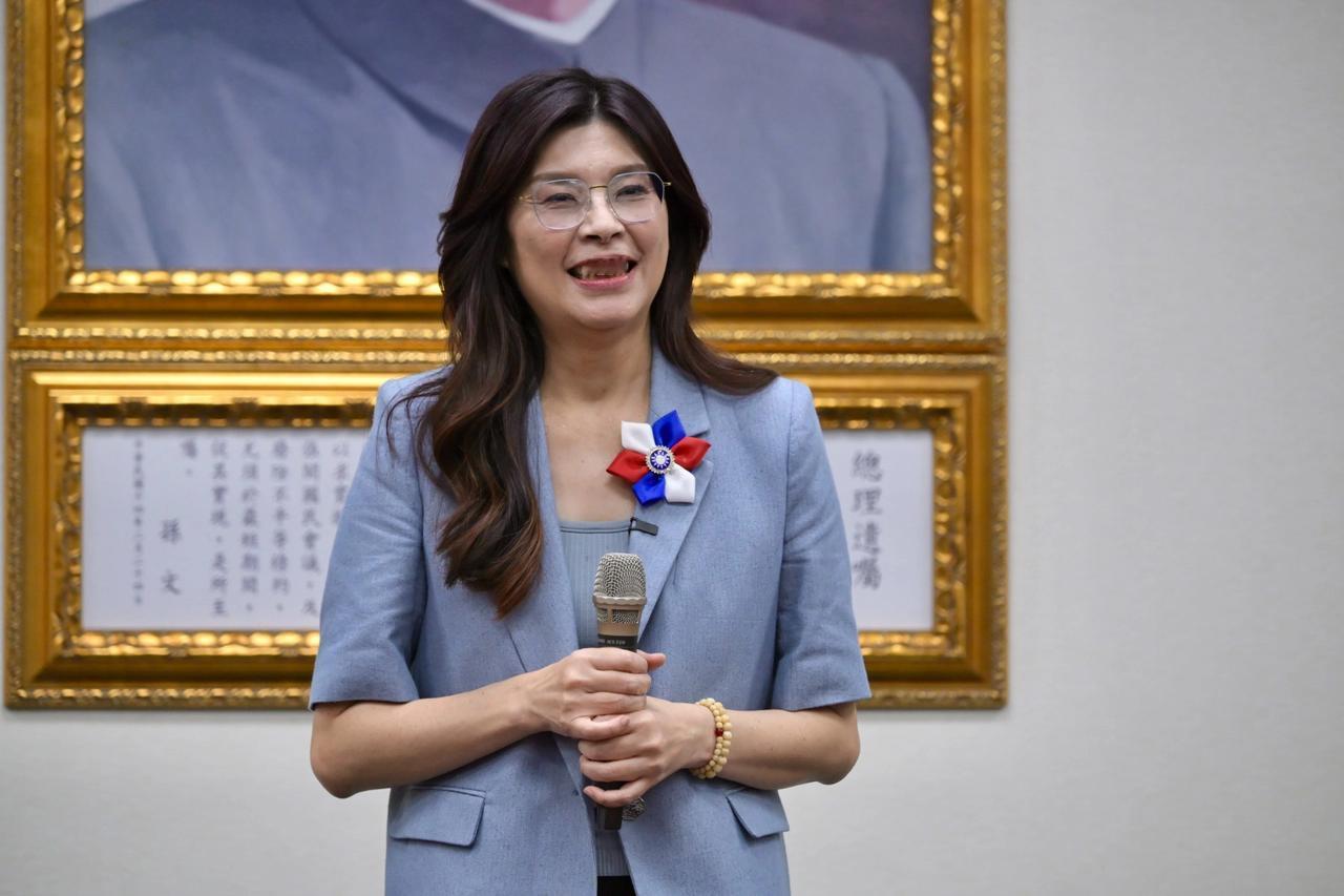 【郑丽文当选后最大的问题在于避免国民党分裂】郑丽文以6万余票、单独过半的较大优势