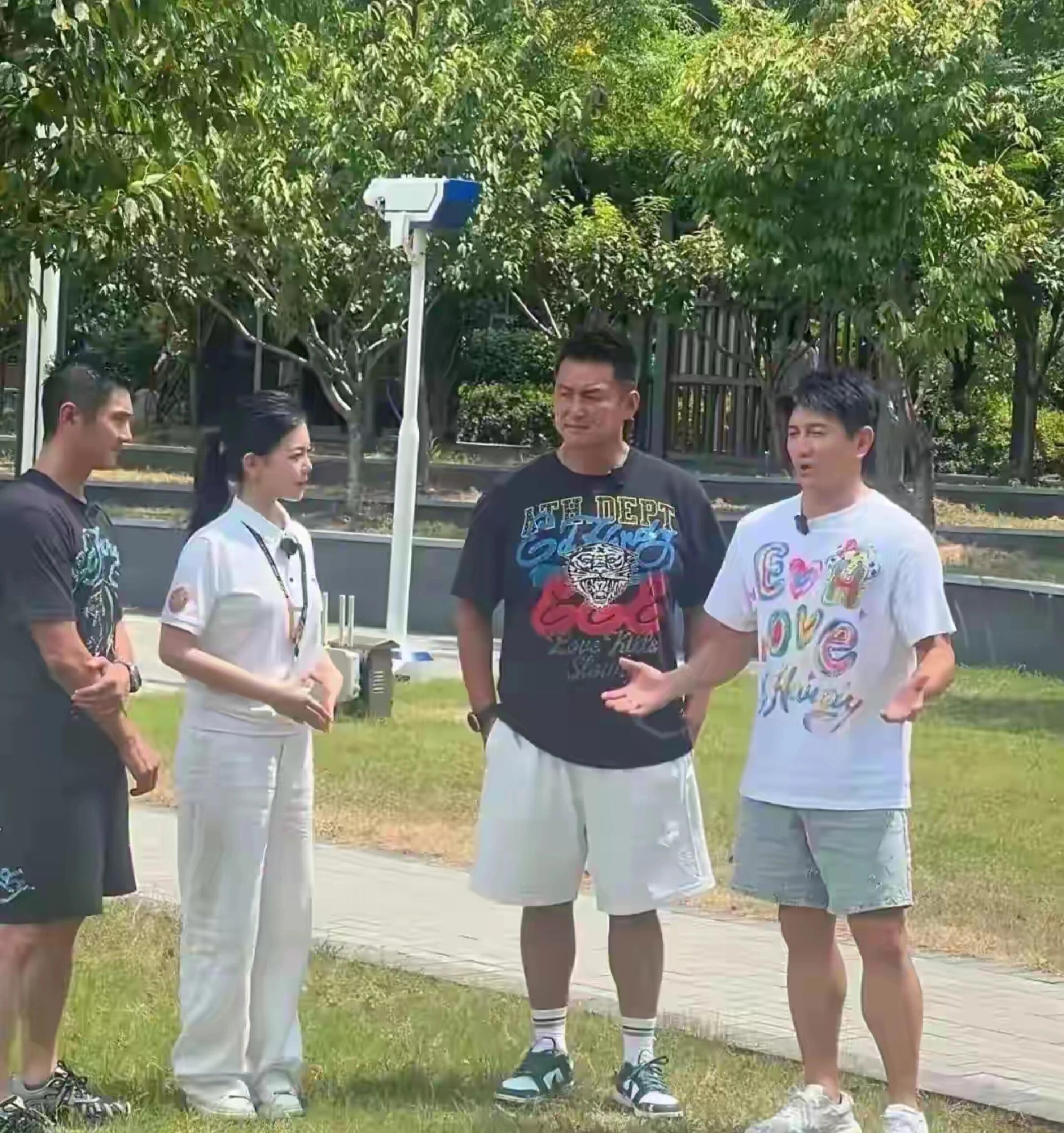 55岁的吴奇隆虽然个子看起来矮矮的，身材五五分，但头发浓密，肌肉健硕，远看比30