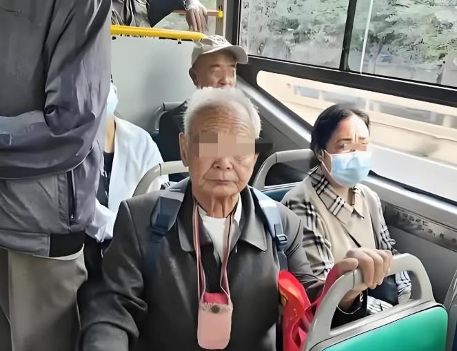 “想钱想疯了！”5月8日红星新闻报道，上海，一位八旬老人刚坐上公交车，还没来得及