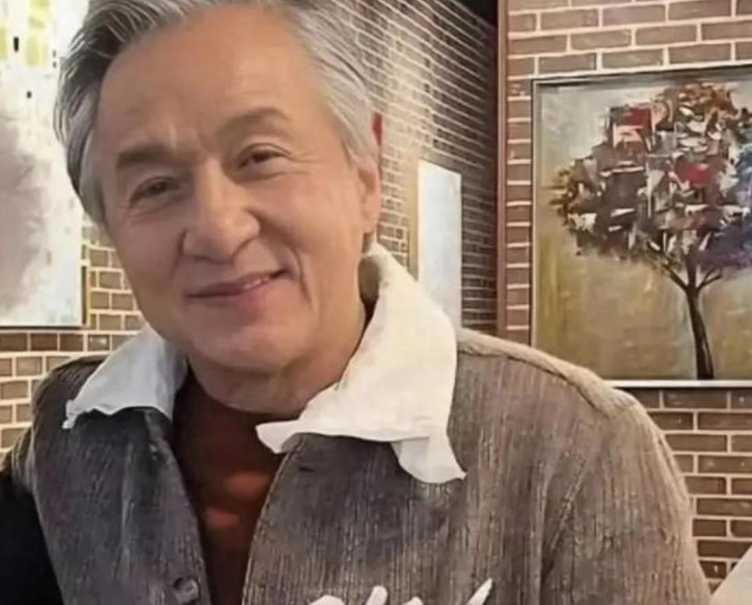 71岁的成龙开始给自己看墓地了。片场钢筋砸脑壳他没慌，跳火山口吊直升机他没怕，