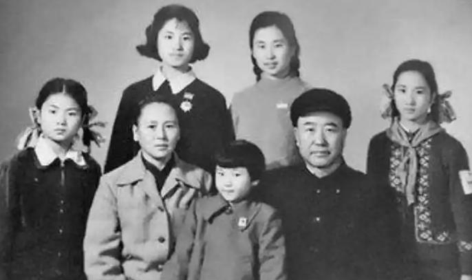 傅作义的儿子傅恒咽气前写下遗书，2003年跟晚辈交底，当年狠批姐姐傅冬菊不全是为