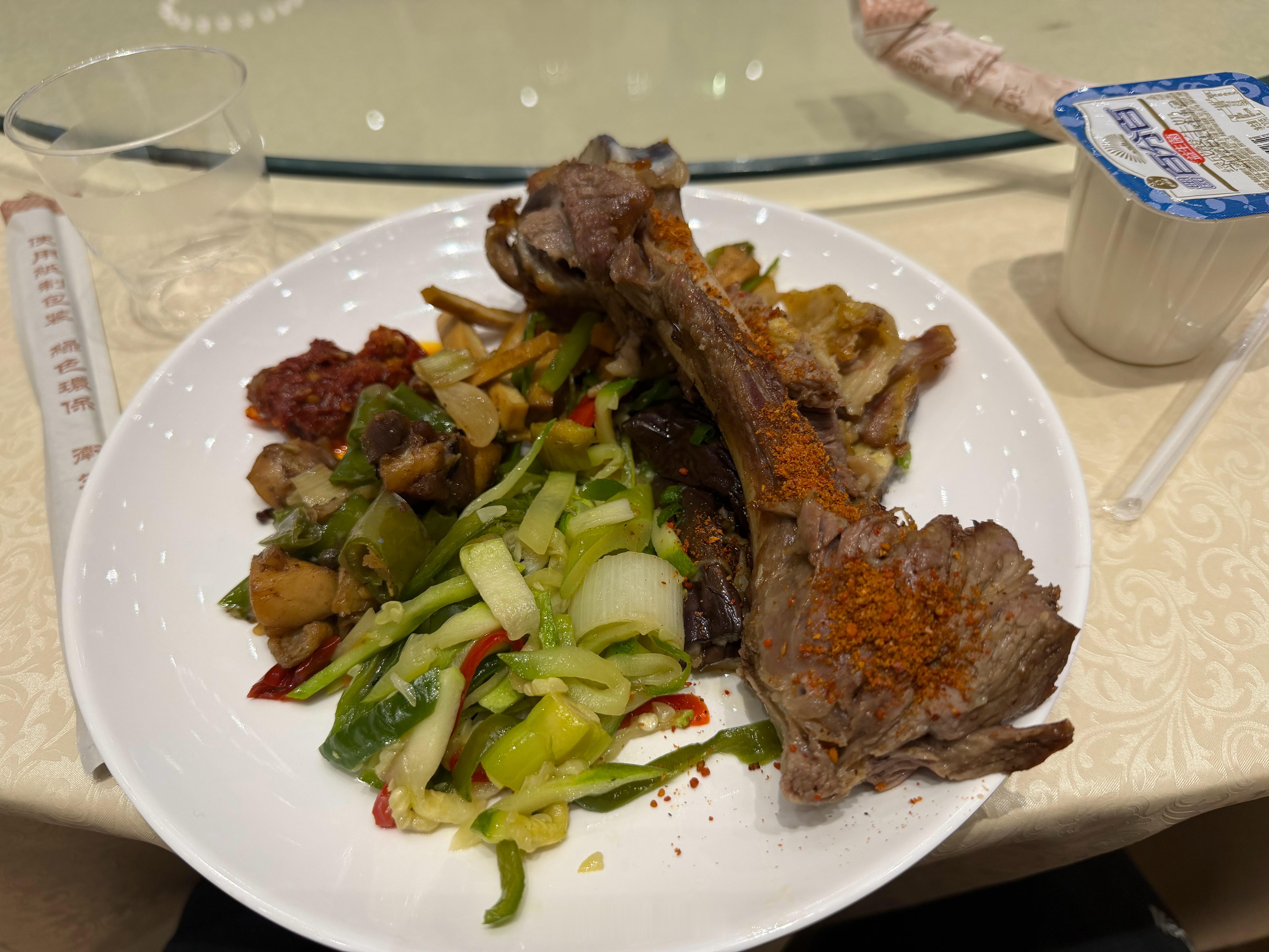 折腾一天终于到酒店了，头一次吃这么晚克拉玛依·乌尔禾镇