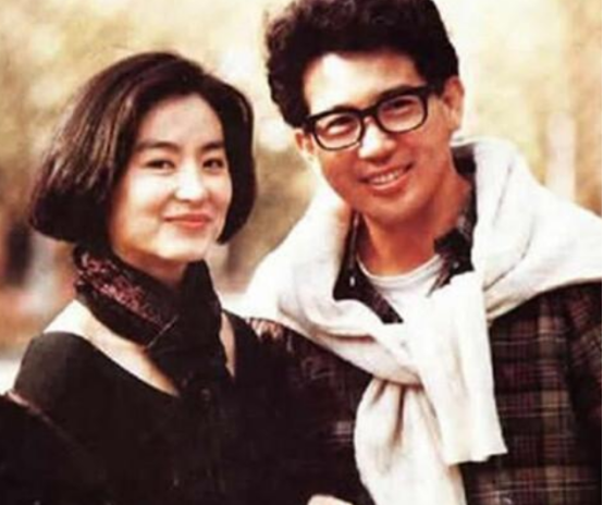 1994年，40岁的林青霞决定嫁给邢李源，秦汉心急如焚，跑去找琼瑶求助：“您帮我