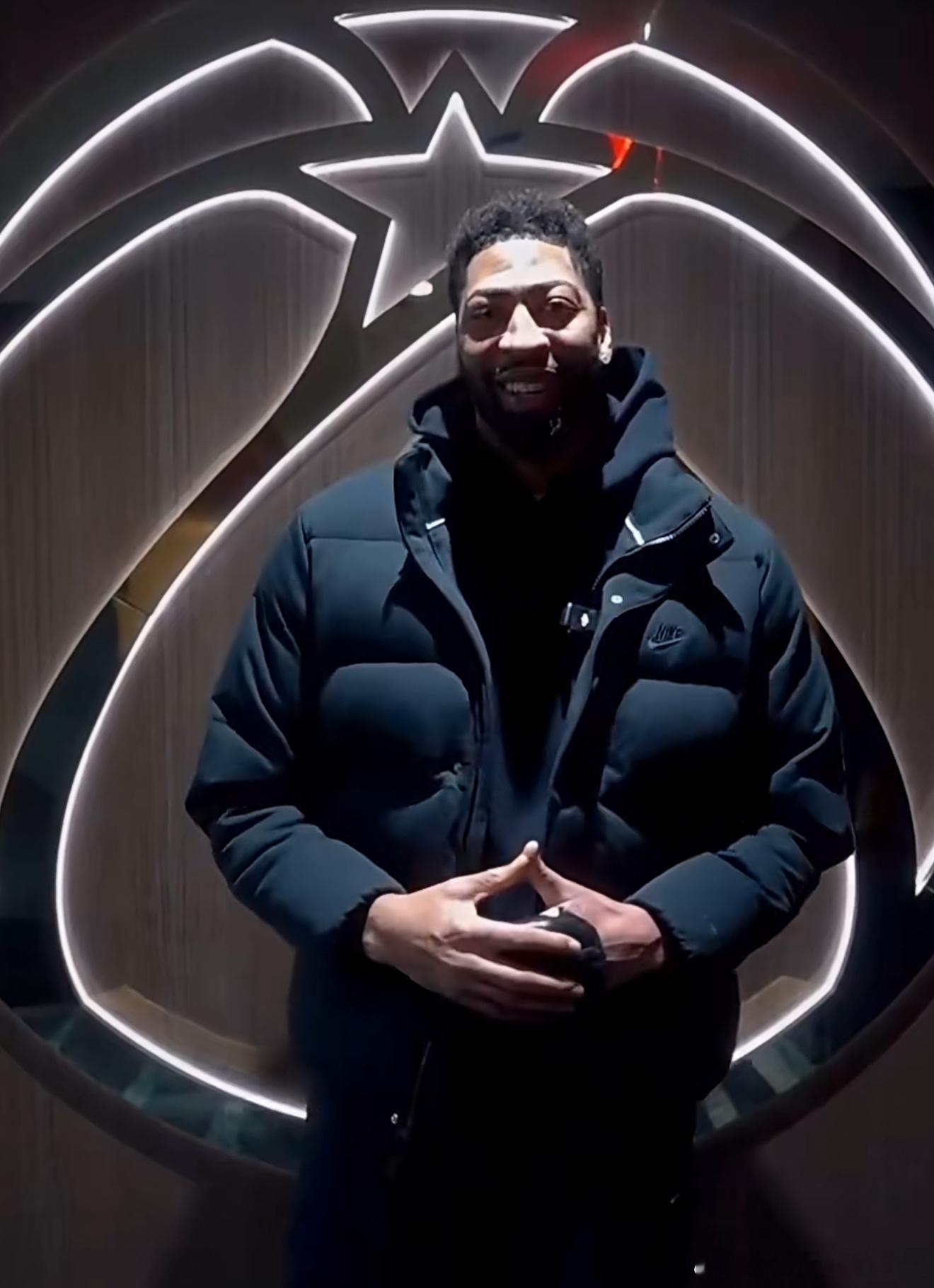 摄影师是谁抓出来批斗一下，怎么找了这么个角度