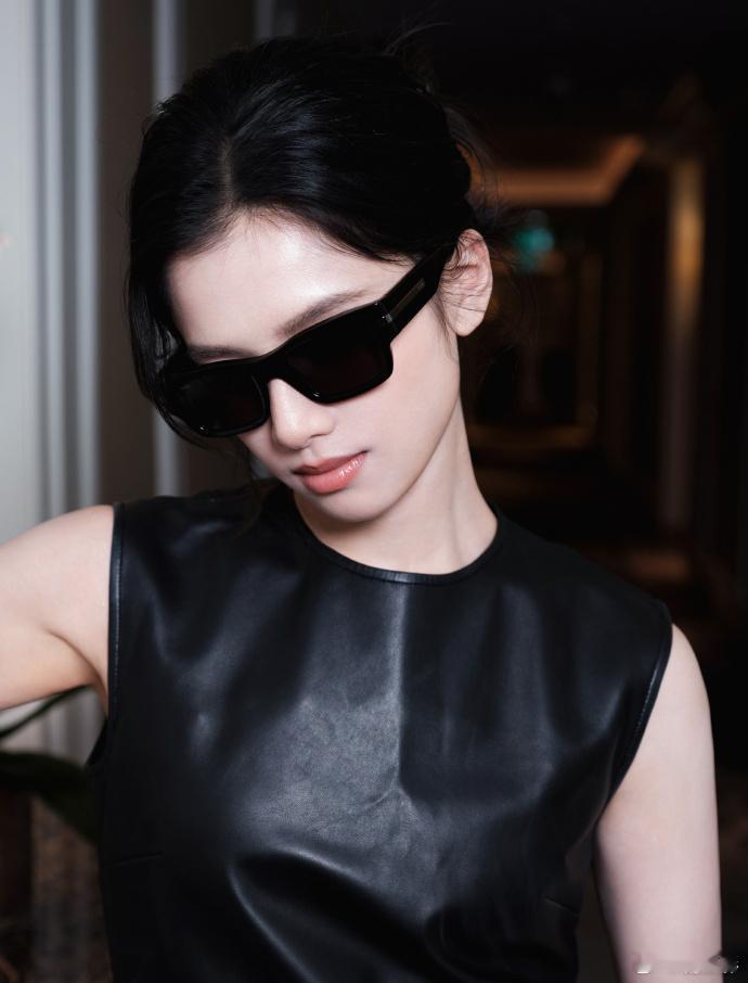 张婧仪无袖皮衣张婧仪无袖皮衣也太好看了吧，张婧仪无袖黑衣确实是让我非常的惊喜了