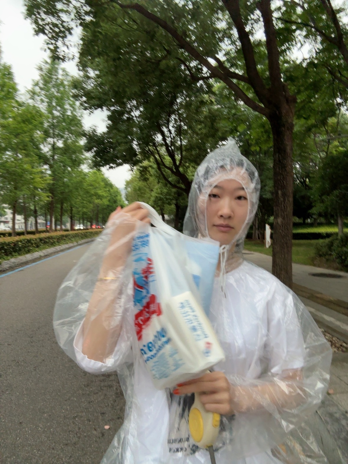 为吃一口达美乐我就这样冒着雨骑车去但是雨下大了越来越冷没办法去隔壁超市花十块