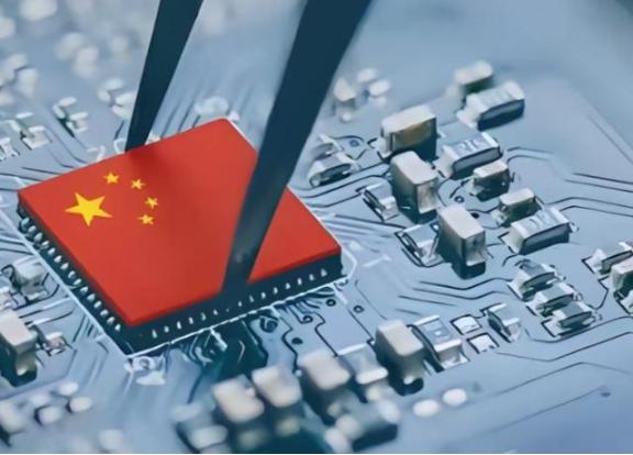 中美芯片大战，日本人突然发现了一个重大的秘密！美国靠着尖端芯片死磕中国，而中国呢