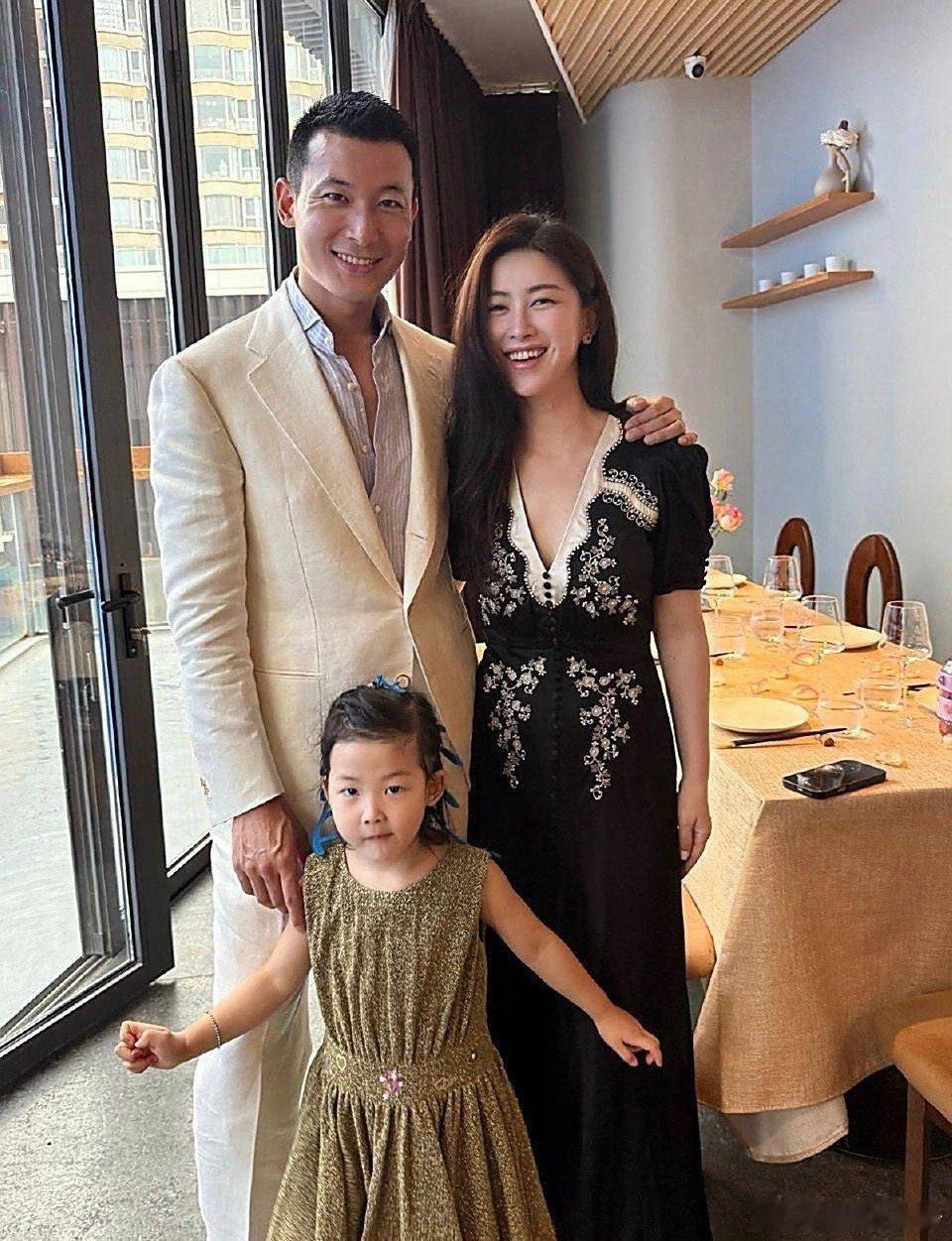 朱珠跟老公女儿一块过生日，闺女模样跟她爸简直一模一样，可惜的是一点没遗传到她的美