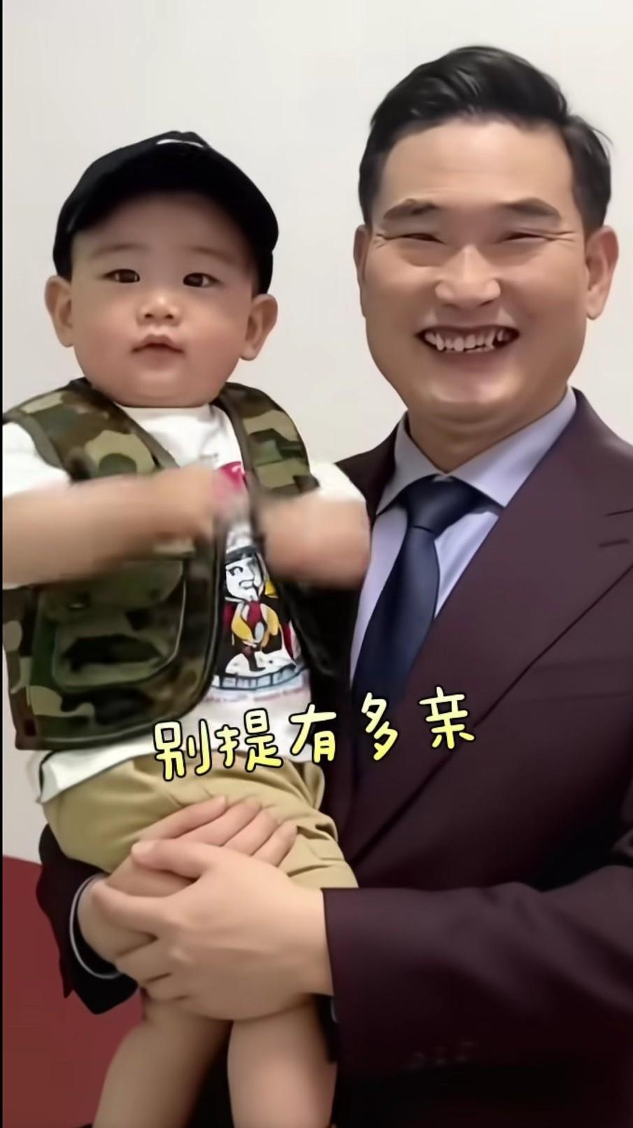 就是隔辈儿亲，这宝贝长得也好，不像他的爷爷朱之文小眼睛，不像他的爸爸，有点像他奶