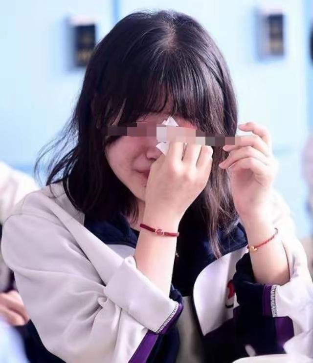 “我没给你送红包吗？”湖南，一女子读高三的女儿，因为晚7点没晚自习，被老师当众骂
