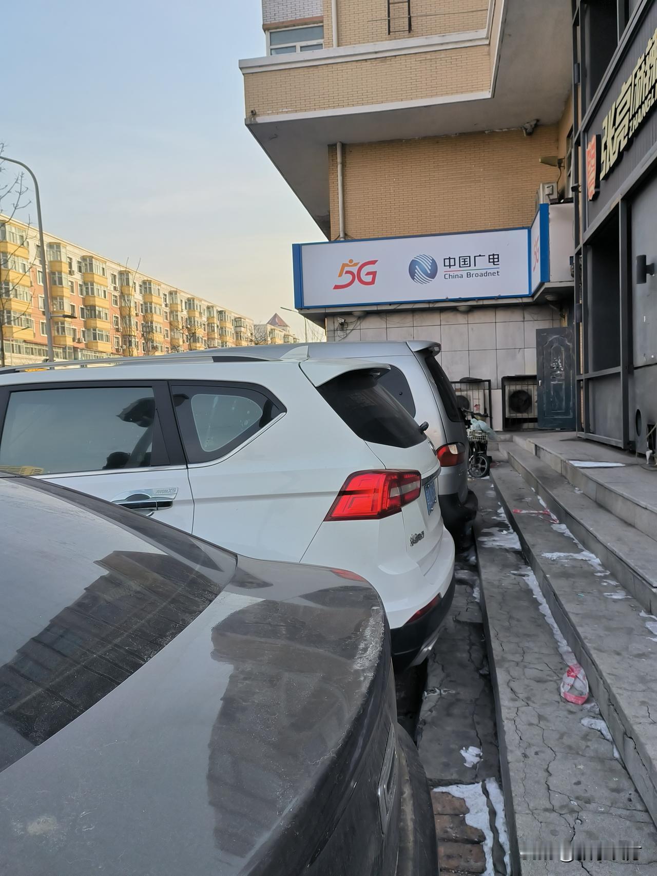 我家第一台轿车是合资油车，16年前。第二台车进口SUV也是油车，7年前。第三