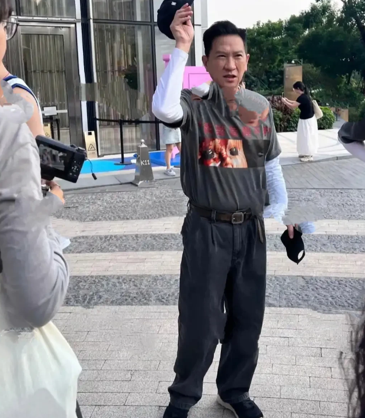 网友广州偶遇张家辉，荧幕上的硬汉，生活中居然是个子不高的小老头