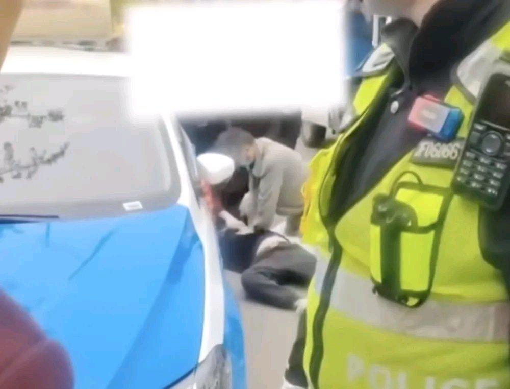 10月30日,四川资阳市安岳县出了个让人唏嘘的事儿。一名出租车司机和乘客因为两块