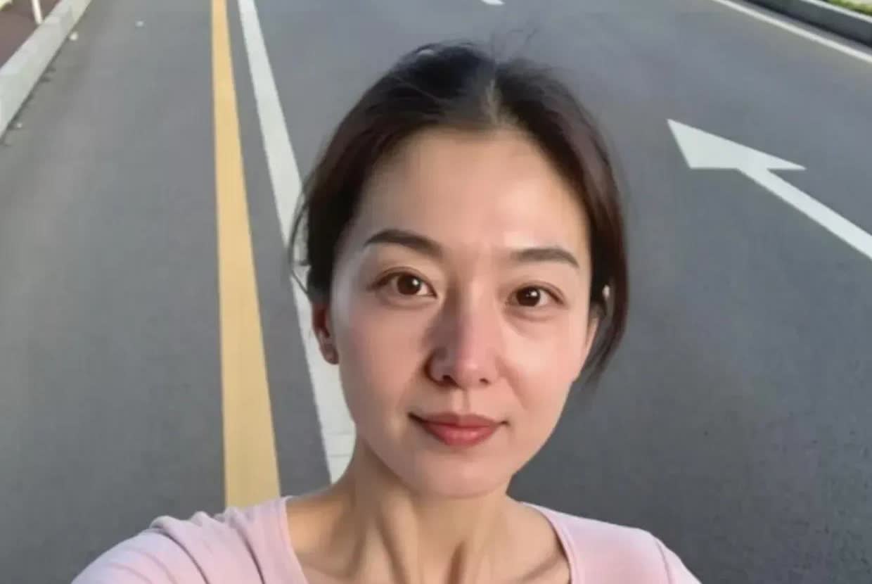 早上看到一位妈妈送孩子上学，那位妈妈穿着肉色瑜伽裤。刚开始我还以为是自己眼花了呢