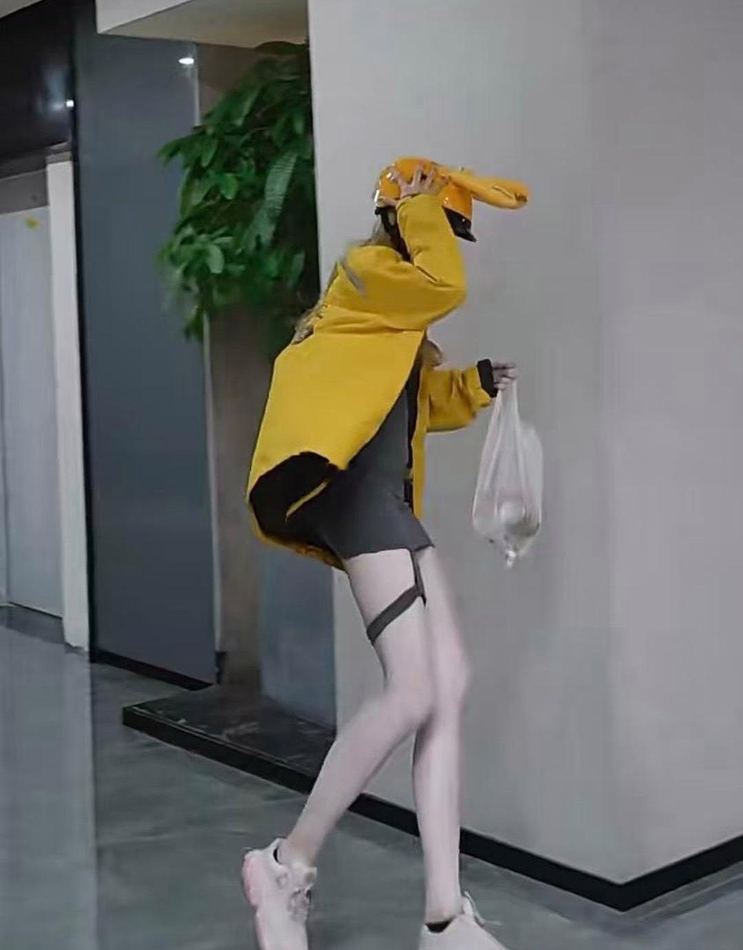 谁点的外卖到了！看着外卖员很赶时间啊