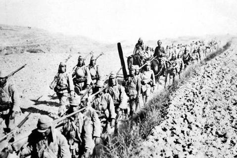 一老汉在去给八路军送水时，不料半路上碰到了鬼子，他急忙挑着两桶水拐进了庄稼地里，