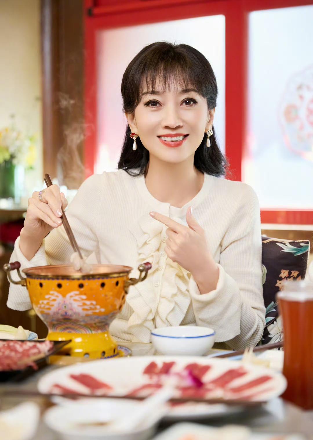 赵雅芝吃涮肉时拍的这组照片画面真是太美好了每一帧都充满了优雅气息不得不说