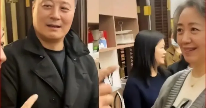 明星也卖房!任程伟夫妇惊现北京房产交易中心,56岁状态曝光