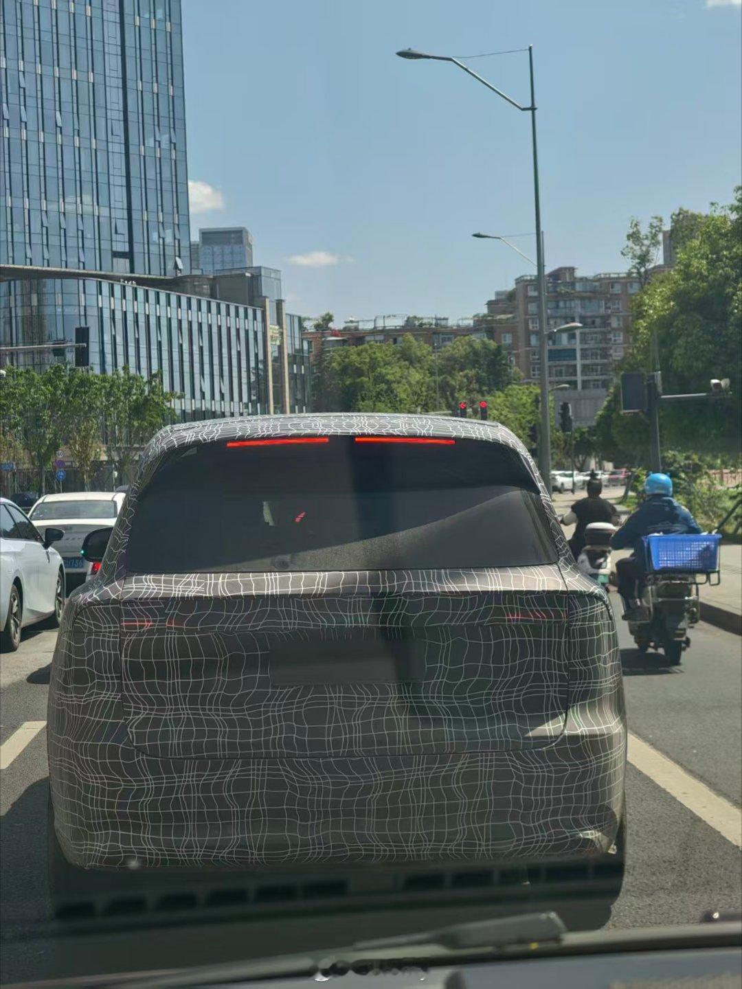 看了下后杠上貌似没有激光雷达，所以这个应该是普通版理想L9不是L9Livis