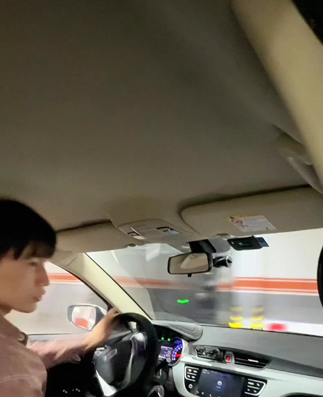 开手动挡最怕你单手打方向盘。开手动挡最怕你单手打方向盘，要是把单手打方向学会