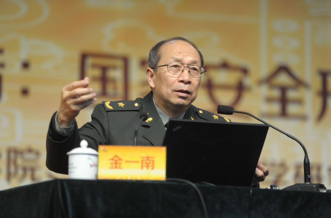 美国记者带着挑衅的语气追问金一南：“如果把中国2000亿的三峡大坝炸了，中国会怎