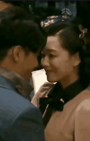 一次，陈坤与万茜拍吻戏，导演喊卡之后，两人互相一笑但是眼神很深情，过了一会，陈坤
