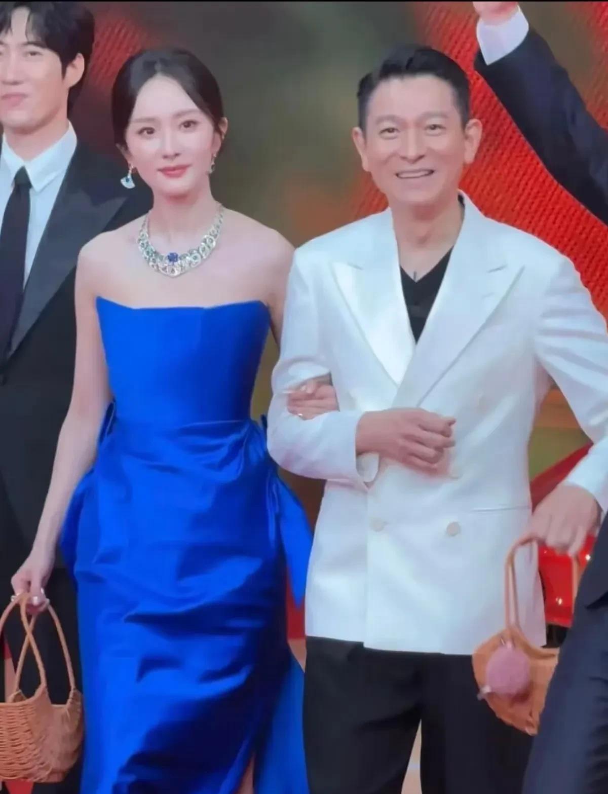 上海国际电影节是中国最顶级的影展了，今天杨幂一袭宝石蓝高定礼服配上一套宝格丽高级