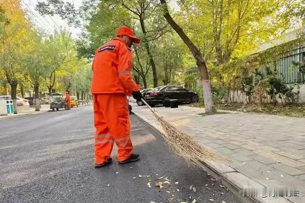 湖北随州，67岁男子和某公司签订了一年的劳务合同，成为了一名环卫工。刚工作了四个