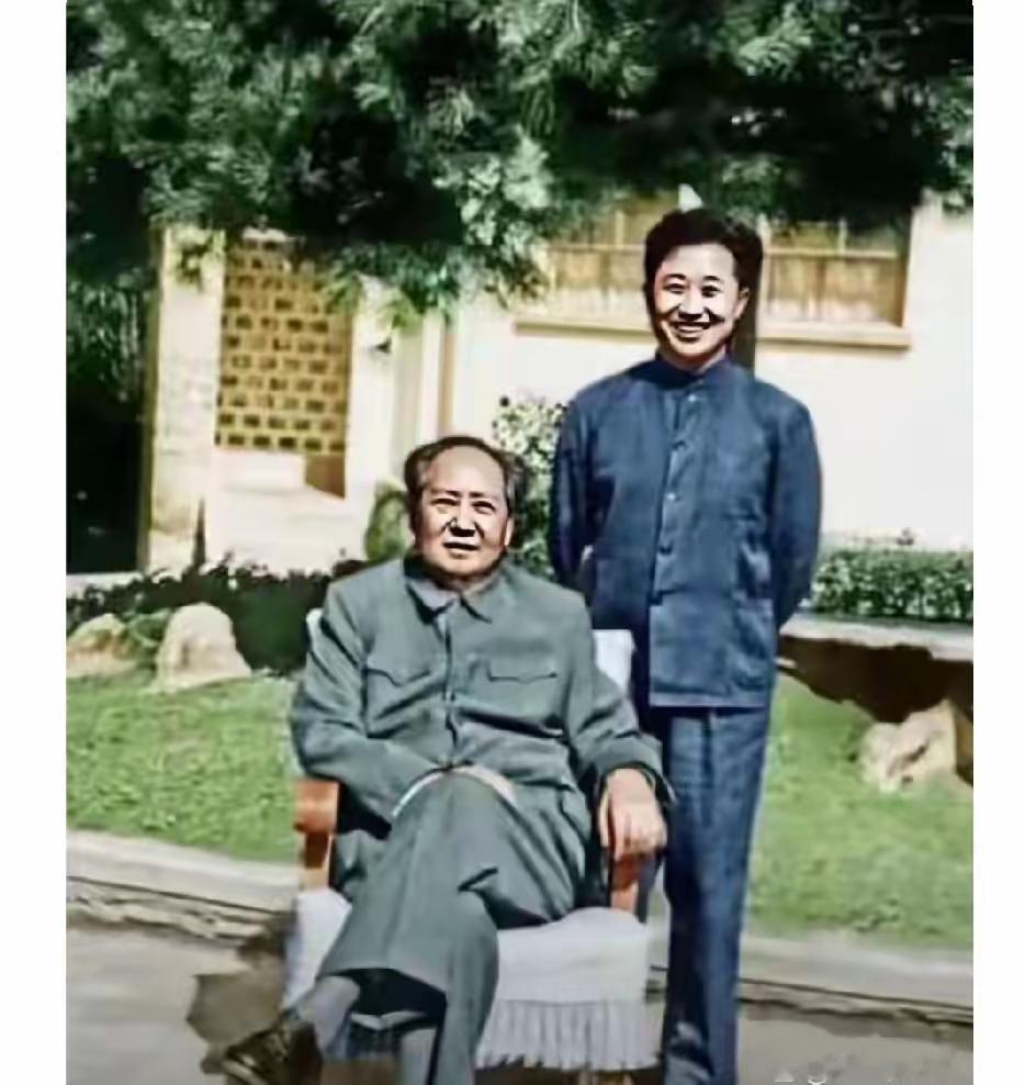 罕见彩照曝光！毛主席和身边工作人员的这一幕，看哭无数中国人你见过毛主席和身