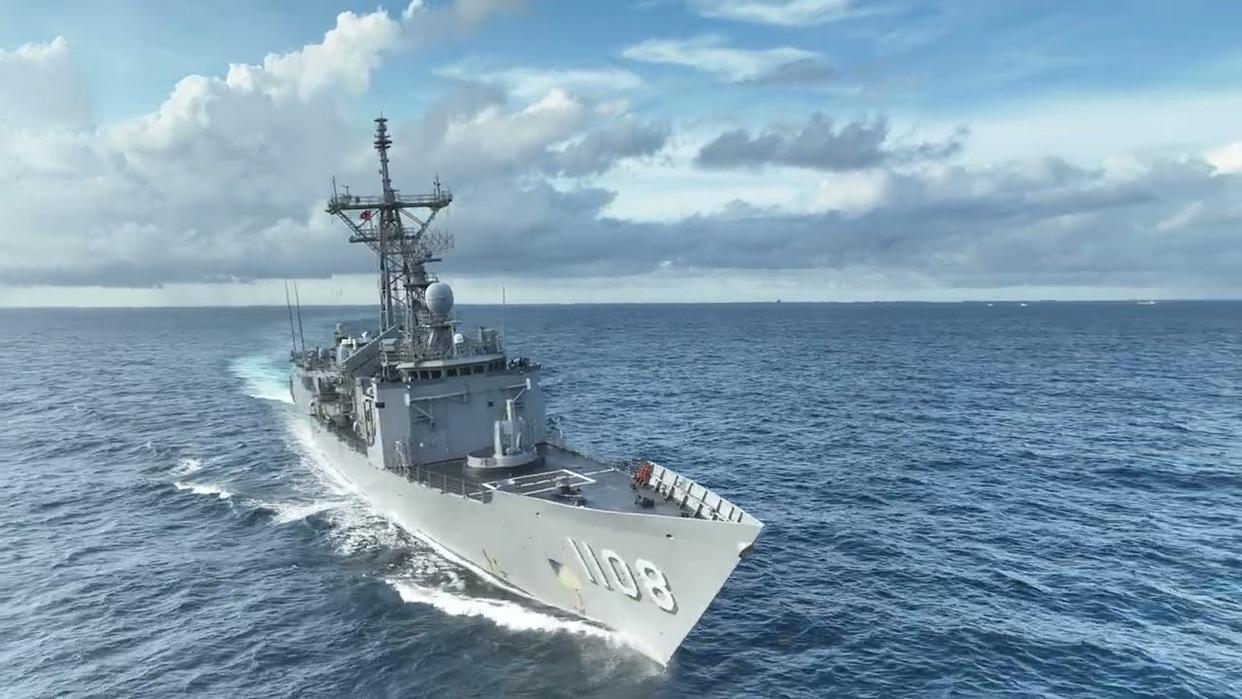 硬气！台舰火控雷达锁定052D，解放军直接正面碾压逼它掉头2025年12月3