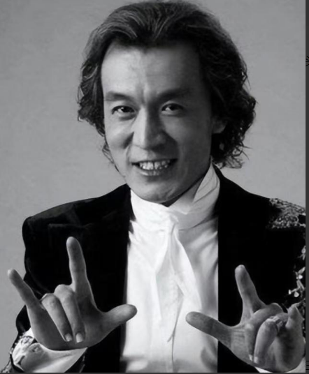 “我不想回中国，把我葬在美国吧。”2018年，李咏因病去世，留下了巨额遗产，但他