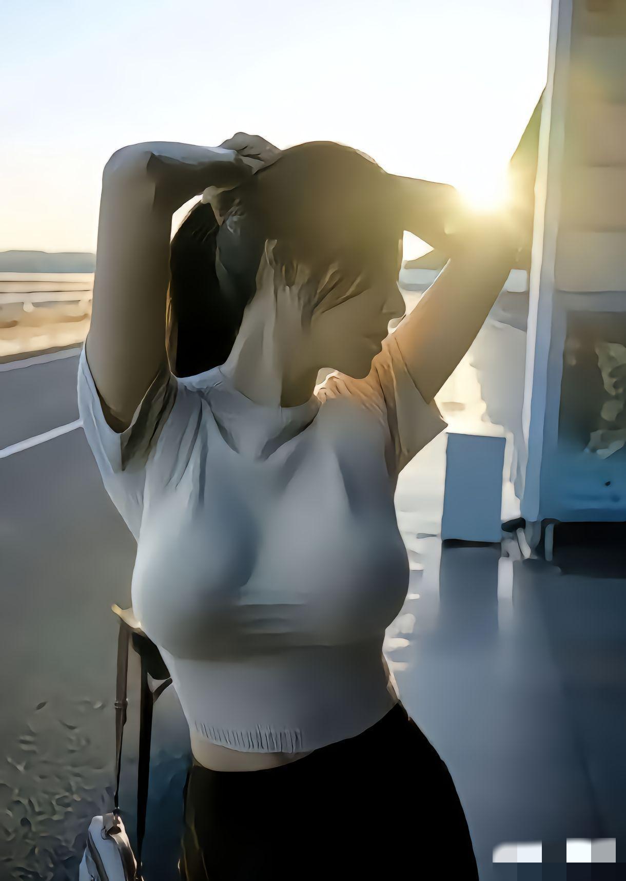 夕阳下在海边漫步，简直是人间至美体验。沿着海边小路走，海风轻拂，带着咸咸的气