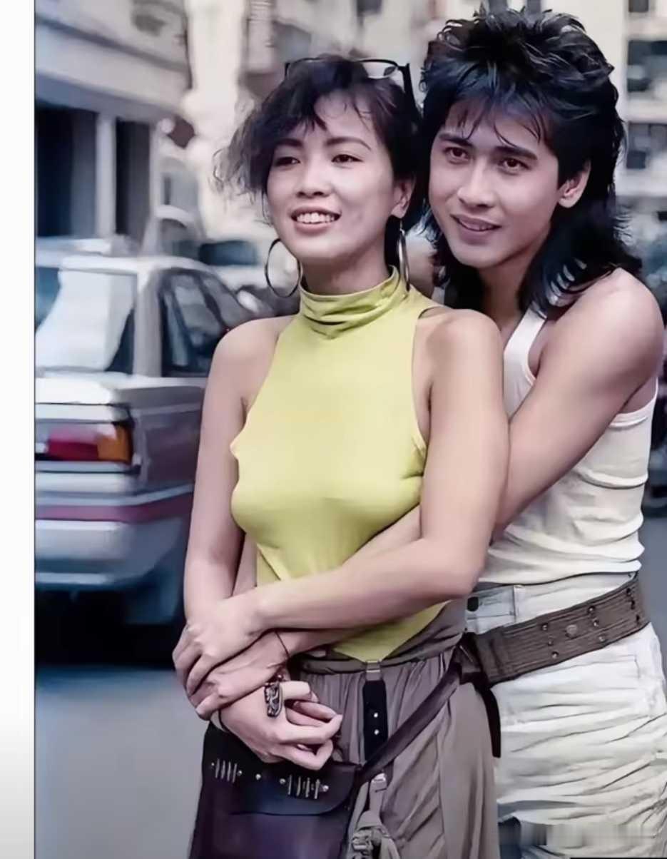 1981年，那年齐豫24岁，弟弟齐秦才21岁，看起来二人真的就是时代的佼佼者，颜