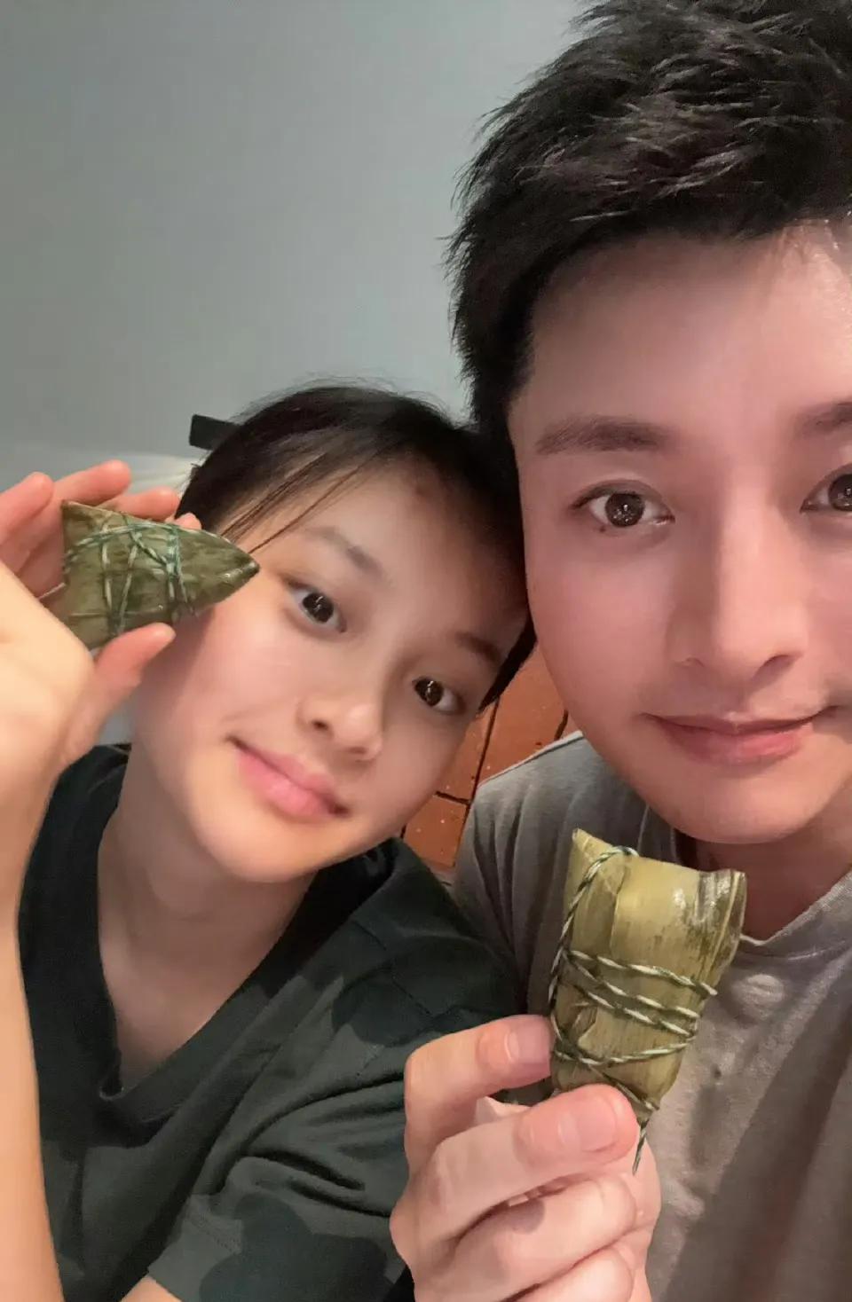 5月31日，贾乃亮在社交平台晒出和女儿甜馨的合照，照片中贾乃亮和甜馨各举着一个粽