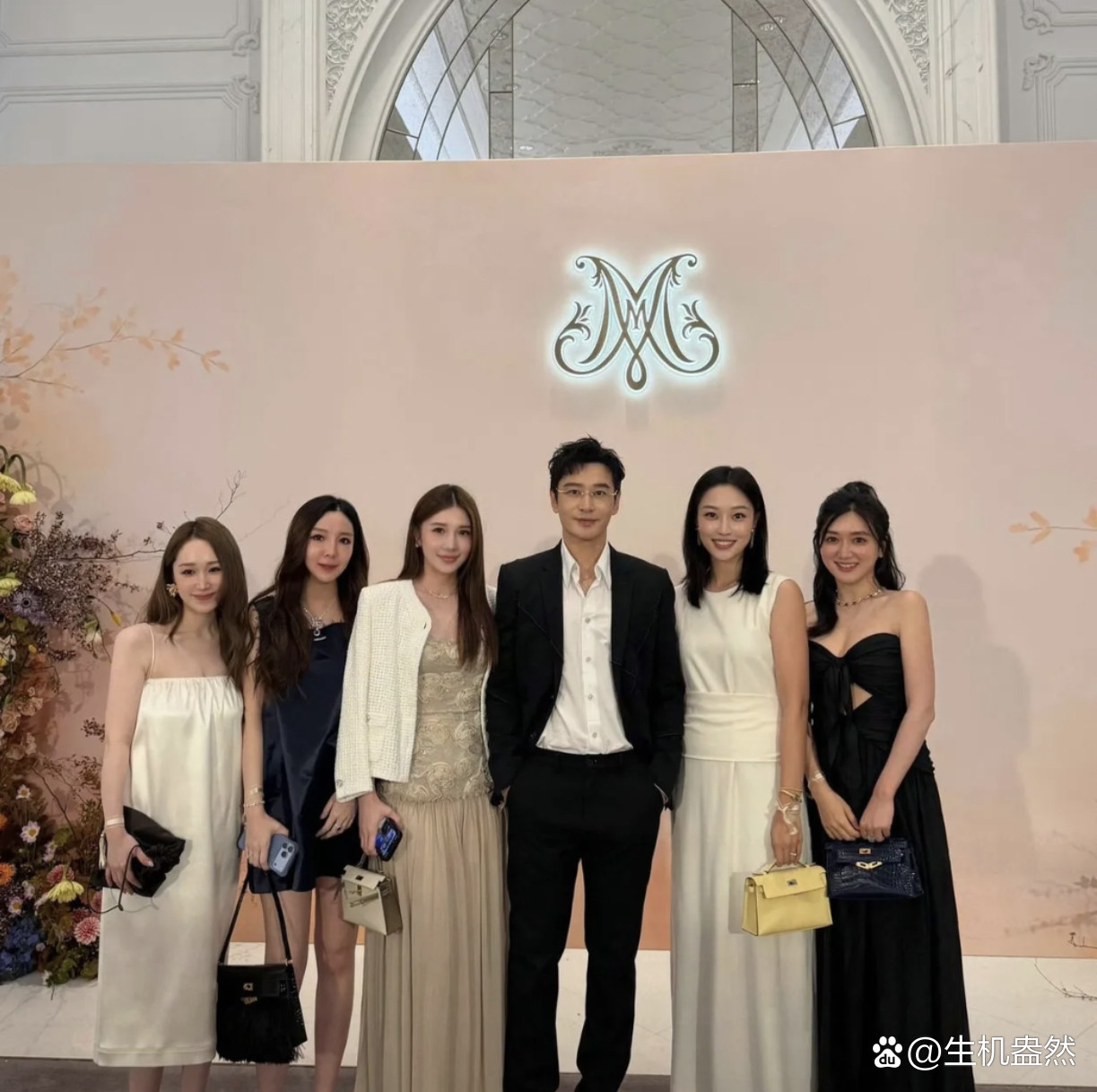 9月29日，黄晓明，陈乔恩等艺人出席奚梦瑶icon何猷君答谢宴，不得不说一句，黄晓明瘦下来是真帅啊！