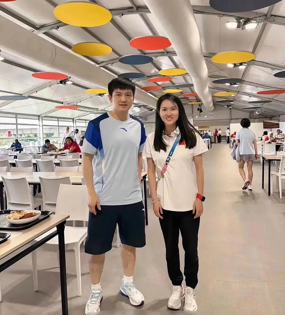 樊振东与陈若琳在食堂不期而遇：小胖阳刚俊朗，目若深潭，龙姿凤表，神仪明秀；若琳琼
